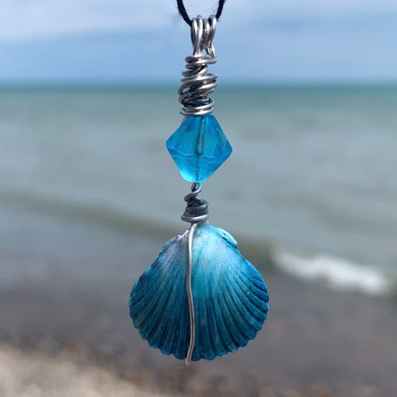 Jewelry - 💧🐋 Ocean Blue Painted Seashell Necklace